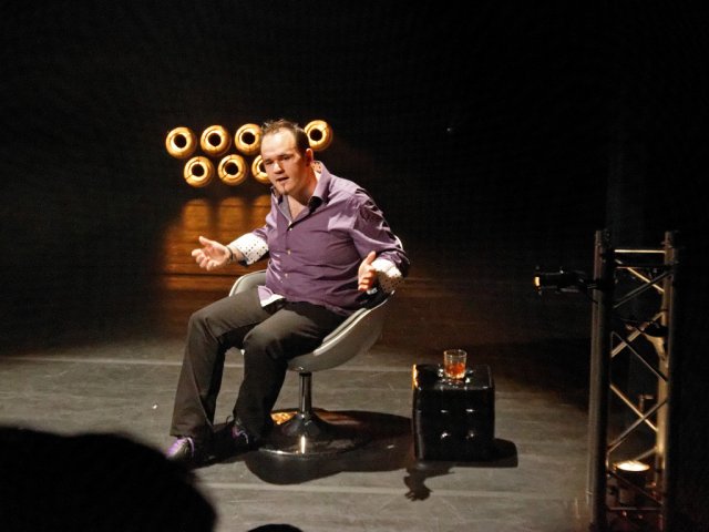 Haut les mains, c'est un stand-up!